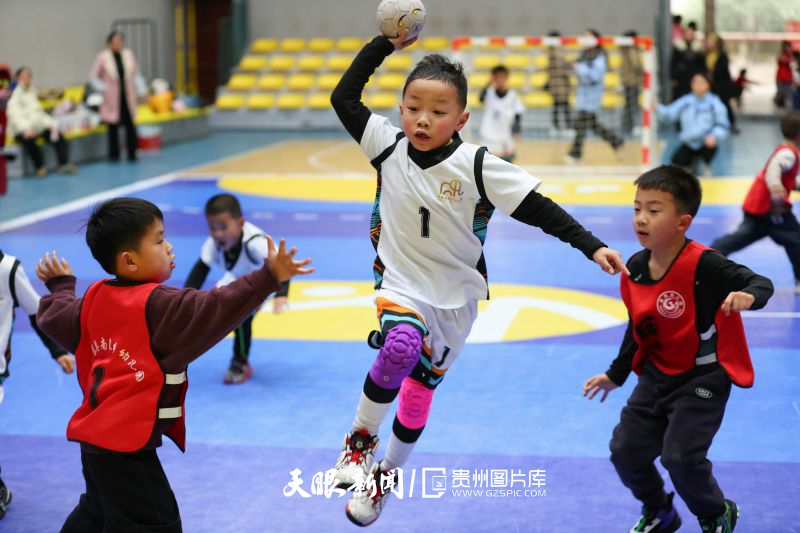 852672-3月11日，在貴州省丹寨縣體育館，幼兒園學(xué)生在進(jìn)行手球比賽。.jpg