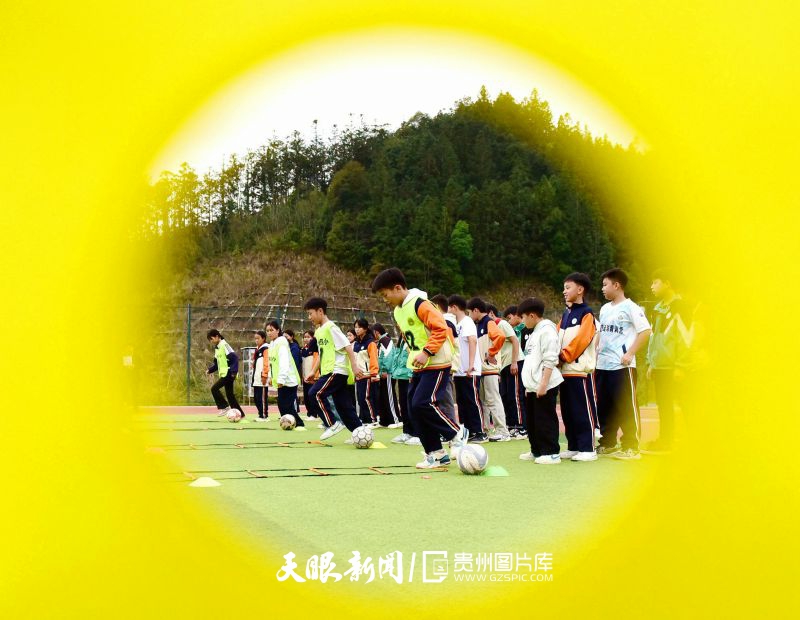 853129-2025年3月12日，學(xué)生在貴州省黔東南苗族侗族自治州從江縣城關(guān)第三小學(xué)足球場訓(xùn)練運(yùn)球。.jpg