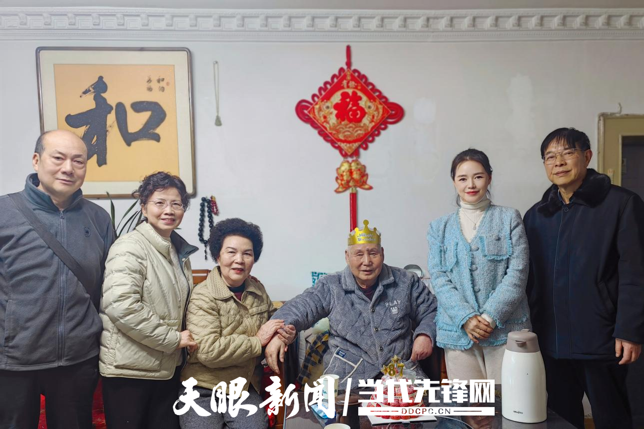遵義市中級人民法院退休支部為高齡老同志送祝福.png