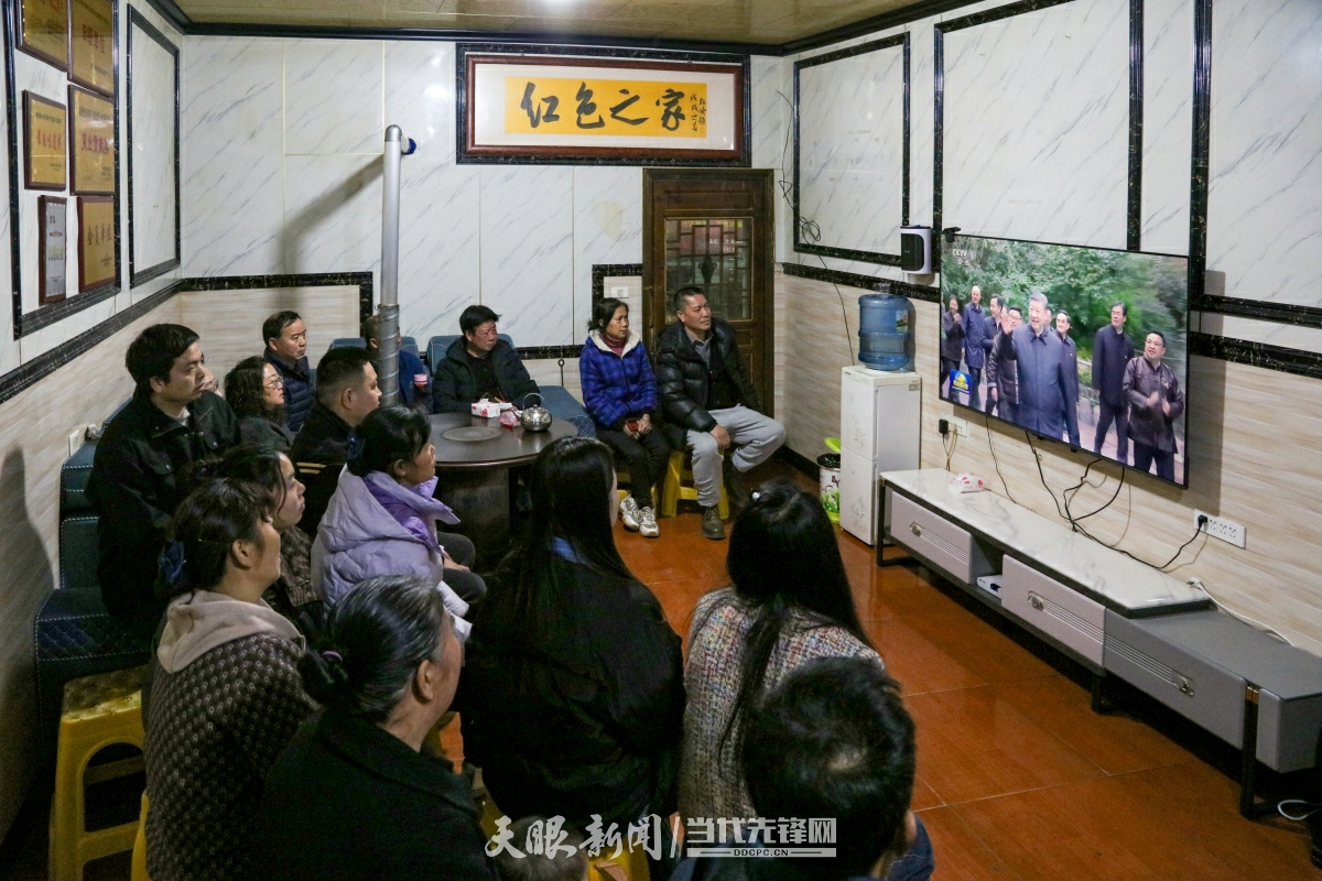 3月18日，遵義市播州區(qū)花茂村群眾在紅色之家王治強家中觀看習(xí)近平總書記在貴州省黔東南州黎平縣視察工作新聞（李仁軍  攝） (5).jpg