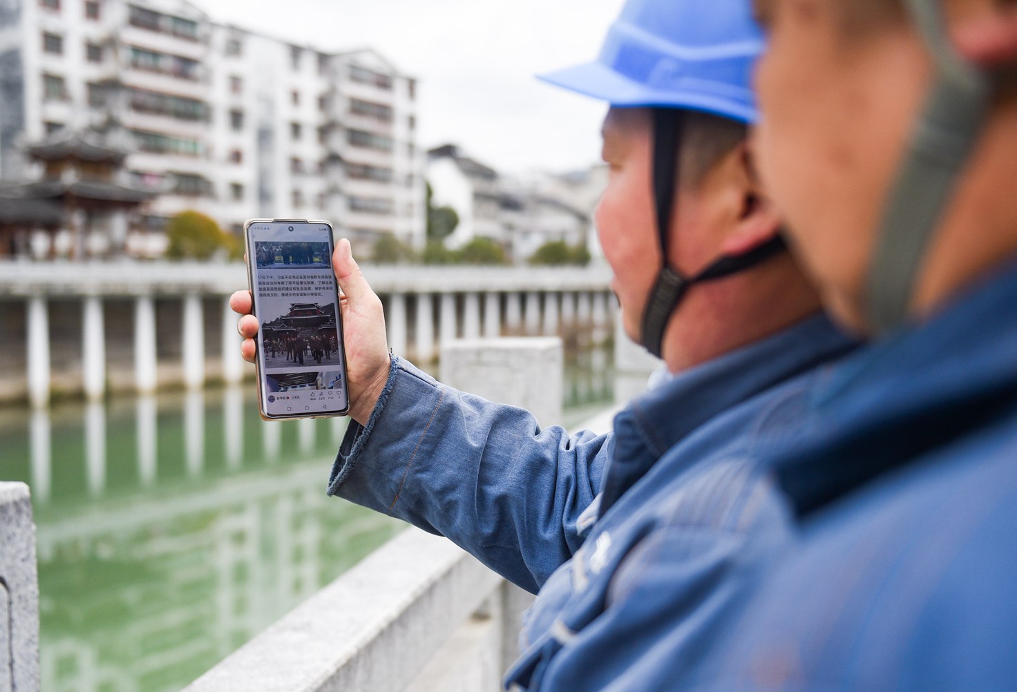 3月18日，南方電網(wǎng)貴州凱里臺江供電局工作人員通過手機收看習(xí)近平總書記在貴州考察調(diào)研的新聞報道。（謝釋與 攝）.jpg
