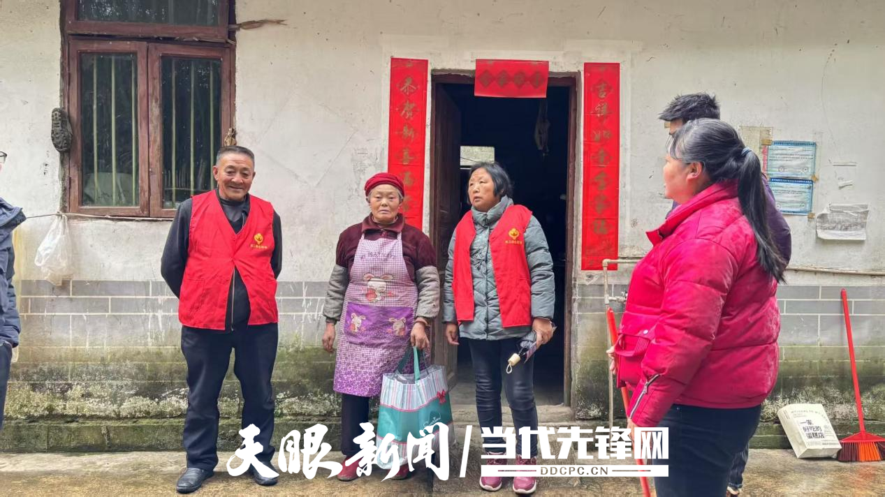 務(wù)川自治縣黃都鎮(zhèn)組織老干部開展走訪慰問留守老人活動.png