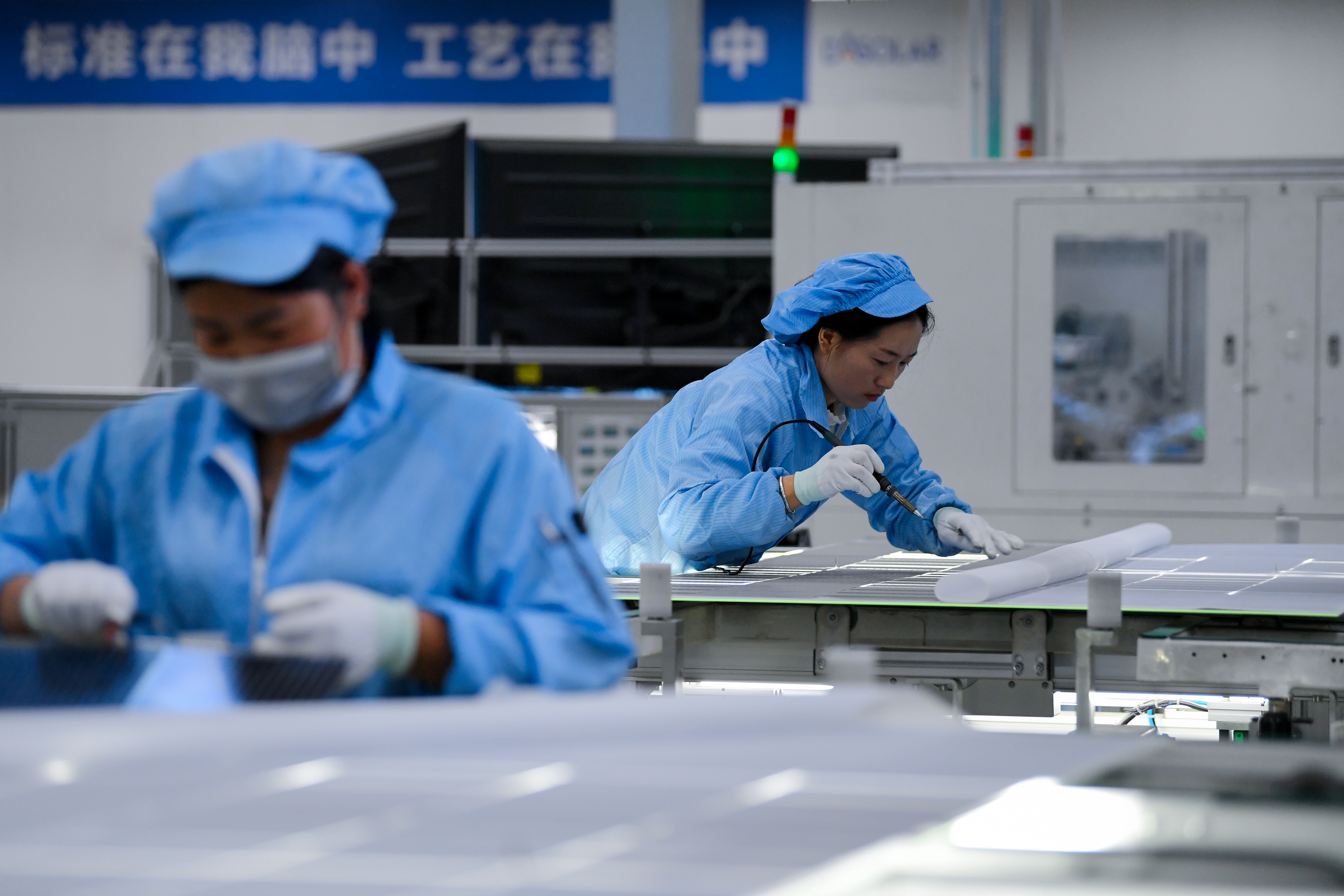 2024年12月18日，貴州省畢節(jié)市威寧彝族回族苗族自治縣的一家新能源材料制造公司內(nèi)，工人正在光伏組件智能化生產(chǎn)線忙碌。貴州日報天眼新聞記者 賈智 攝 (1).jpg