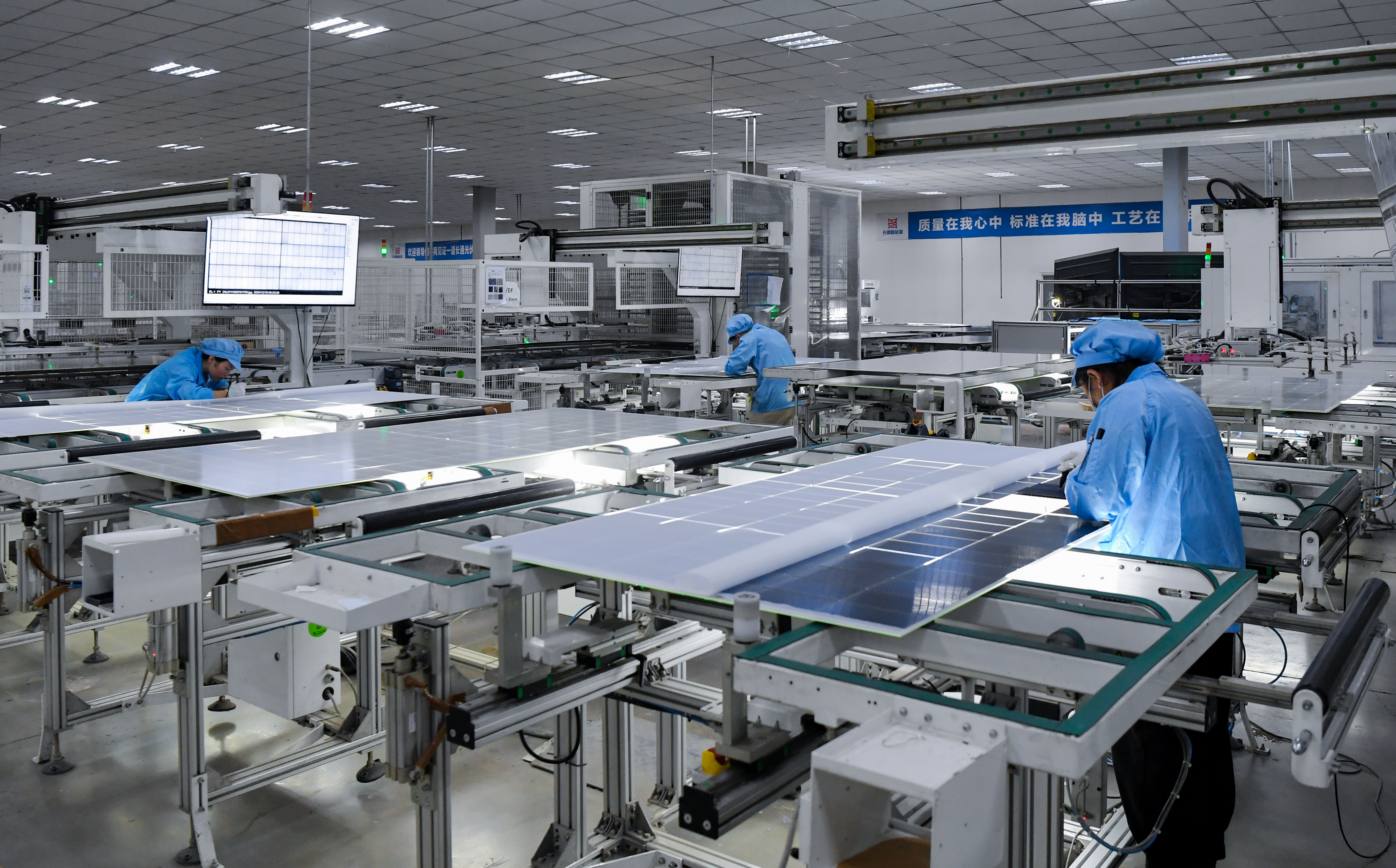 2024年12月18日，貴州省畢節(jié)市威寧彝族回族苗族自治縣的一家新能源材料制造公司內(nèi)，工人正在光伏組件智能化生產(chǎn)線忙碌。貴州日報天眼新聞記者 賈智 攝 (3).jpg
