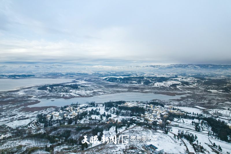 855422-3月19日，貴州省畢節(jié)市威寧自治縣草海國家級自然保護(hù)區(qū)，春雪與湖泊、濕地交織，勾勒出一幅動靜相宜的生態(tài)畫卷。.jpg