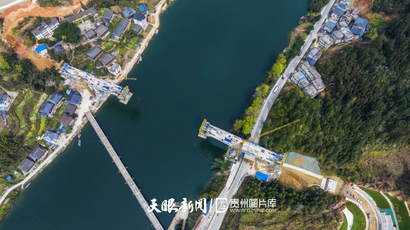 856586-2025年3月20日，貴州省從江縣下江鎮(zhèn)孖溫大橋項(xiàng)目施工現(xiàn)場，工人在有序施工（無人機(jī)照片）。.jpg