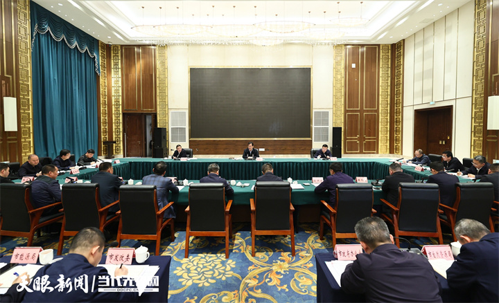 圖為李炳軍主持召開鋁及鋁加工產(chǎn)業(yè)調(diào)研座談會(huì)，聽取企業(yè)代表意見。.jpg