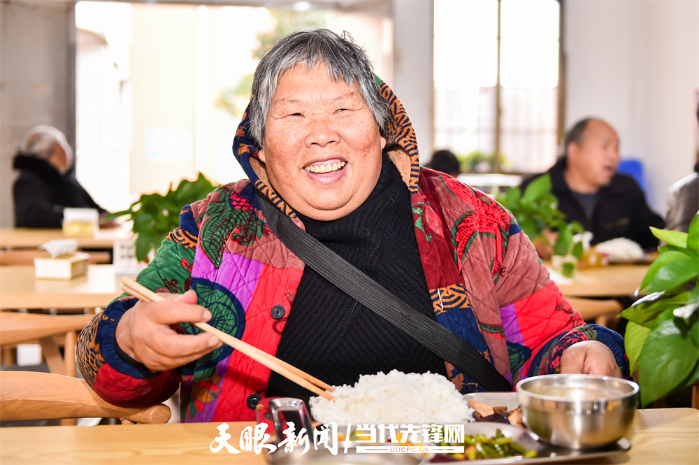 貴陽(yáng)市開陽(yáng)縣東湖社區(qū)老人在社區(qū)老寶貝樂(lè)園就餐 貴州省慈善總會(huì)提供.jpg