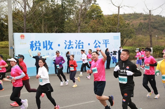 “奔跑貴陽·2025貴陽貴安櫻花半程馬拉松賽”在貴安櫻花園燃情起跑。.jpg