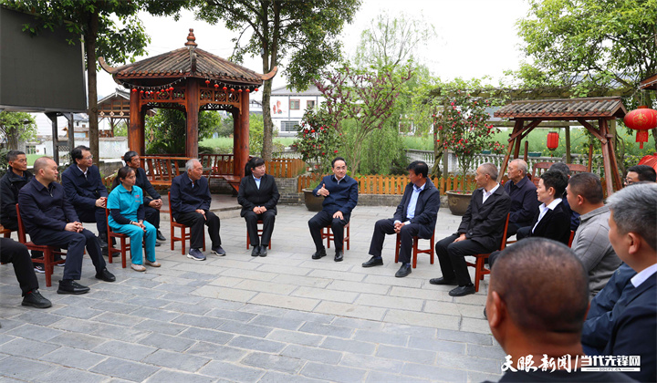 圖為徐麟在播州區(qū)楓香鎮(zhèn)花茂村與基層干部群眾圍座在一起，宣講習(xí)近平總書(shū)記在貴州考察時(shí)的重要講話(huà)精神。.jpg
