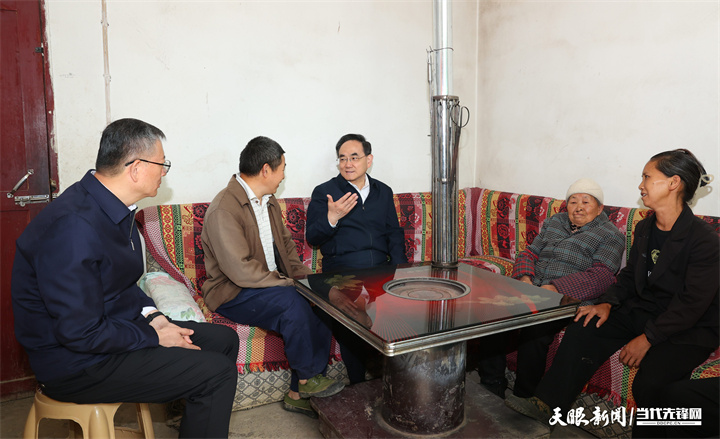 圖為徐麟在湄潭縣抄樂(lè)鎮(zhèn)群豐村入戶(hù)走訪(fǎng)群眾。.jpg