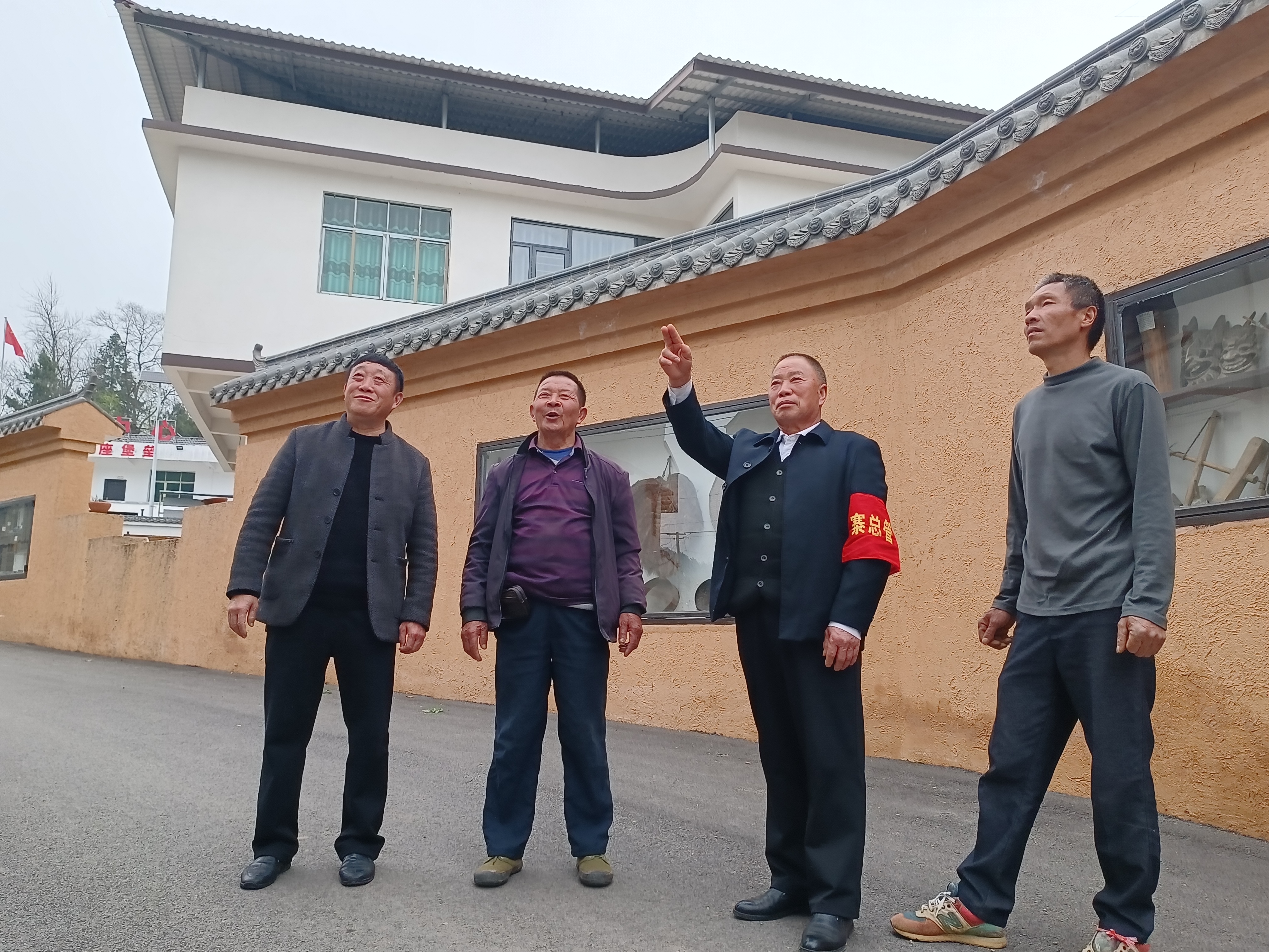 吳國權(quán)和村民一道談?wù)摯迩f變化.jpg