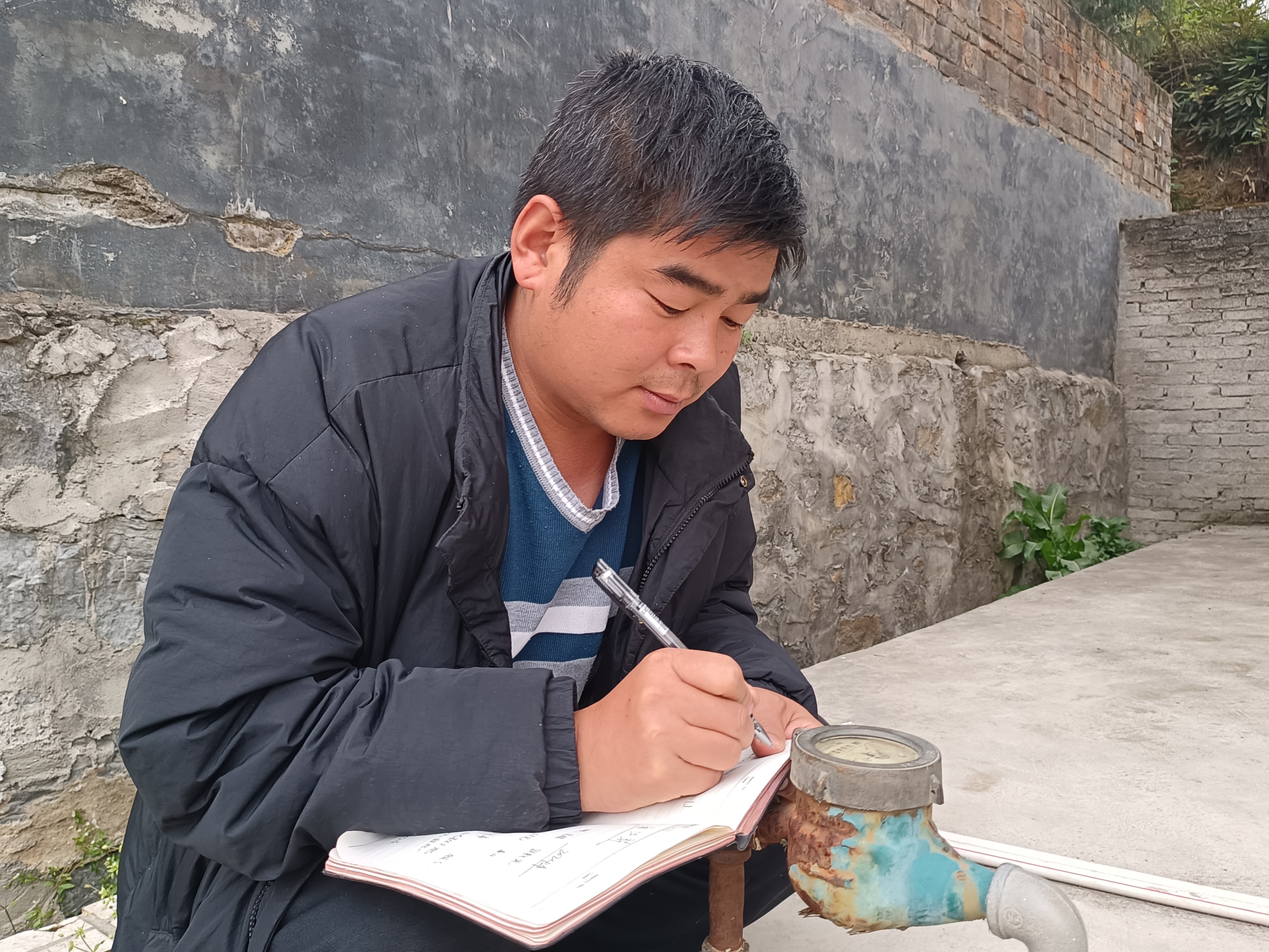 何永江在記錄水表.jpg