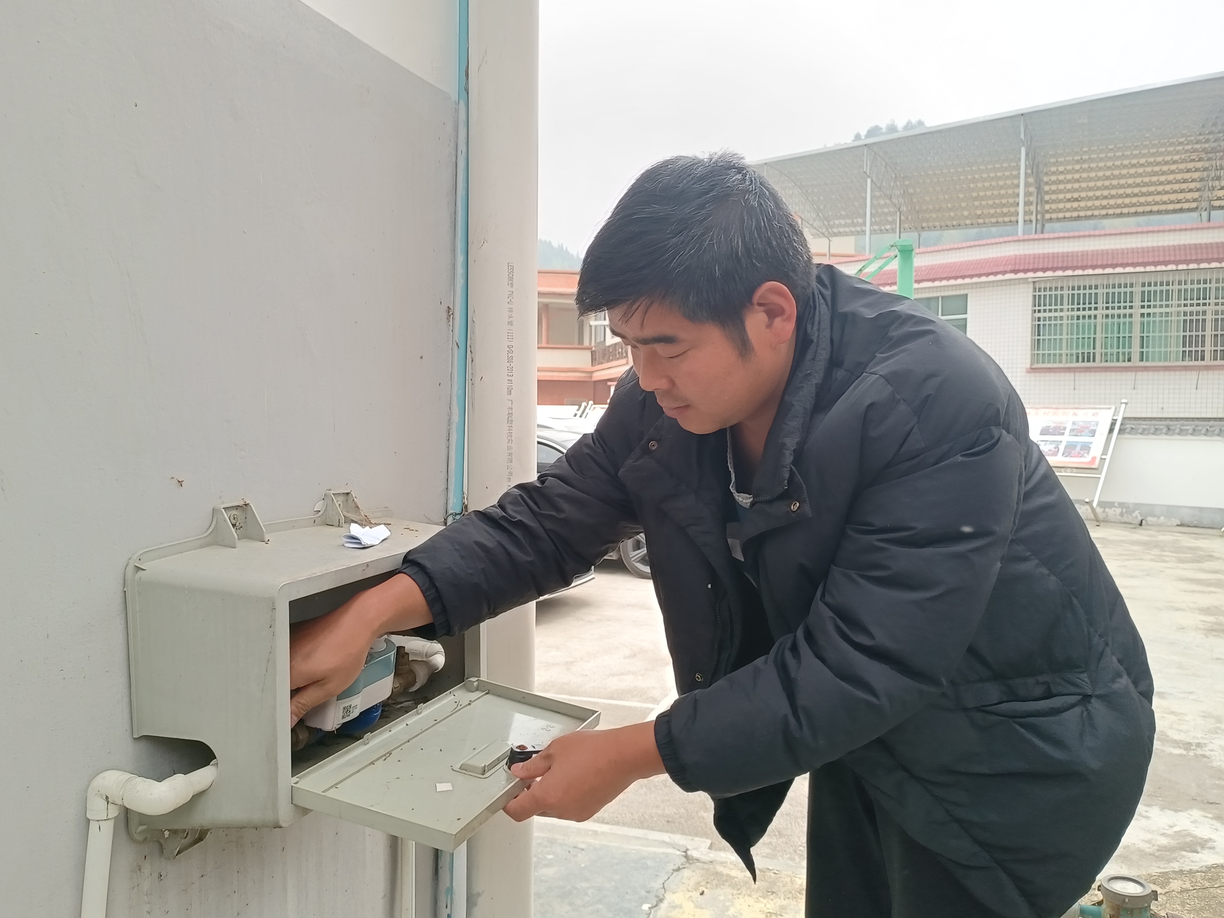 何永江在檢修水表.jpg