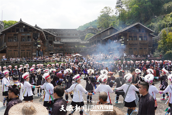 肇兴侗寨抹黑脸活动 (6).jpg