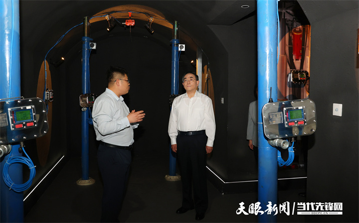 圖為徐麟在貴州大學(xué)礦業(yè)學(xué)院考察，了解學(xué)院能礦裝備研發(fā)、助力“富礦精開”等工作情況。.jpg