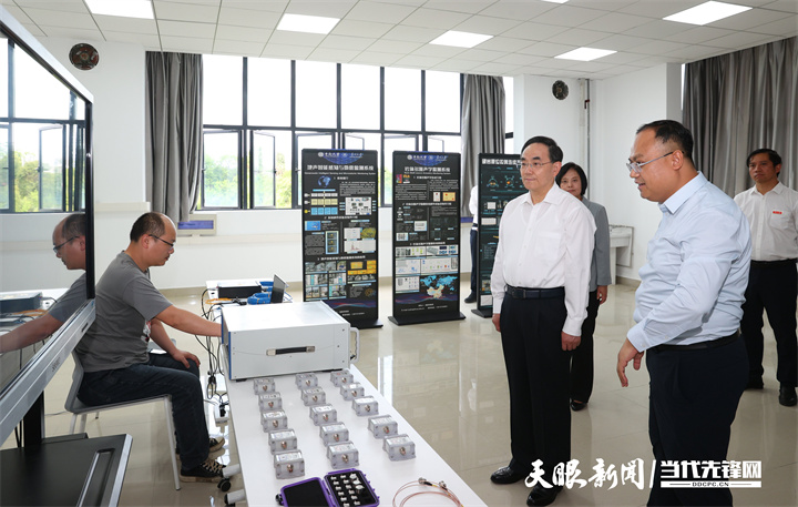 圖為徐麟在貴州大學(xué)礦業(yè)學(xué)院看望來黔開展“組團(tuán)式”學(xué)科幫扶的中南大學(xué)專家。.jpg