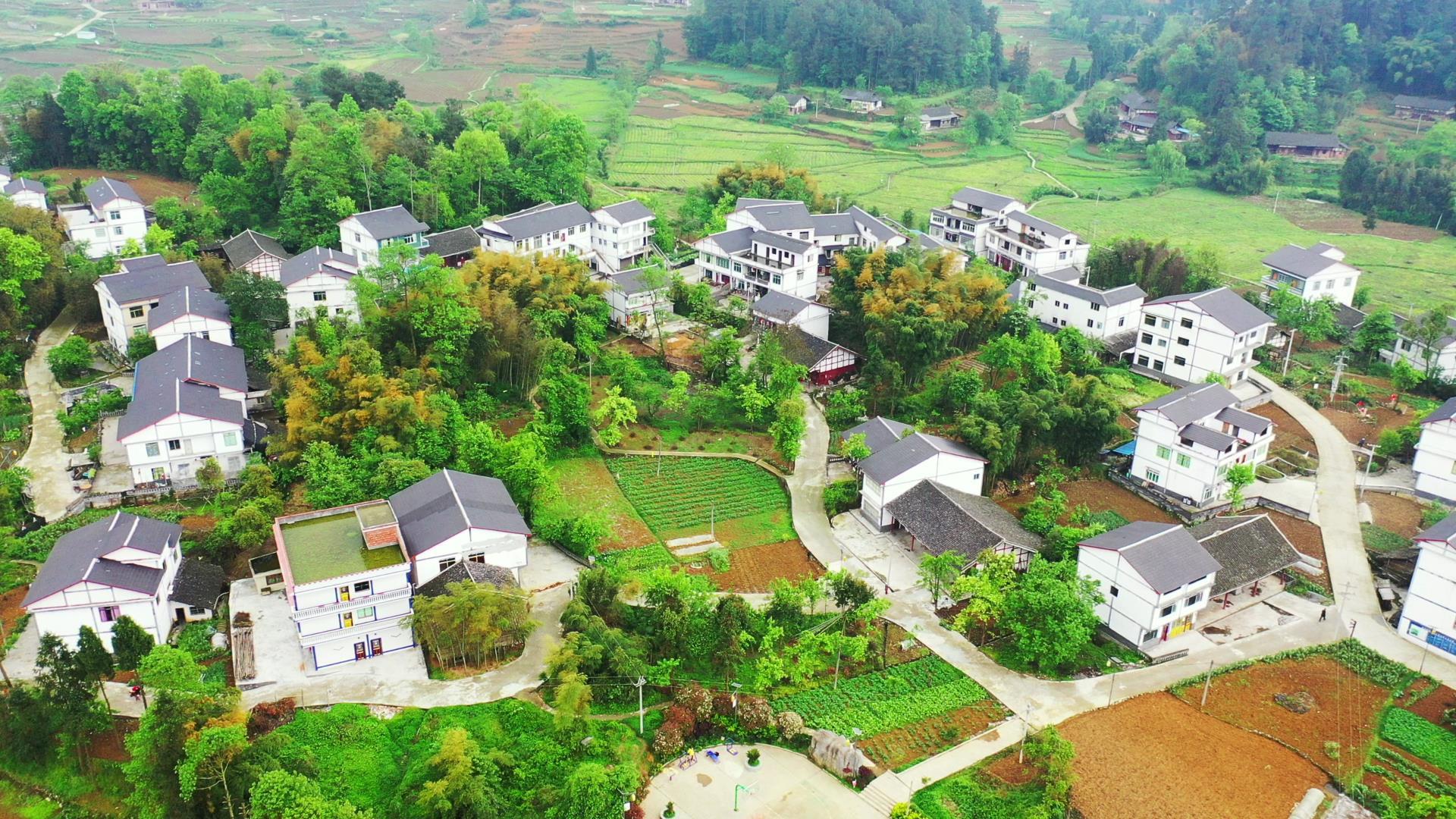 貴州省遵義市習(xí)水縣良村鎮(zhèn)吼灘村，干凈整潔的通村道路、秀美如畫的農(nóng)家小院，處處顯示著這個(gè)村莊的溫馨與文明。.jpg