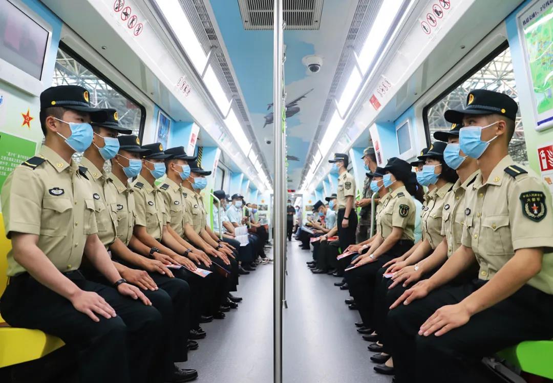 圖11 貴陽(yáng)市“強(qiáng)軍號(hào)”地鐵發(fā)車.jpg