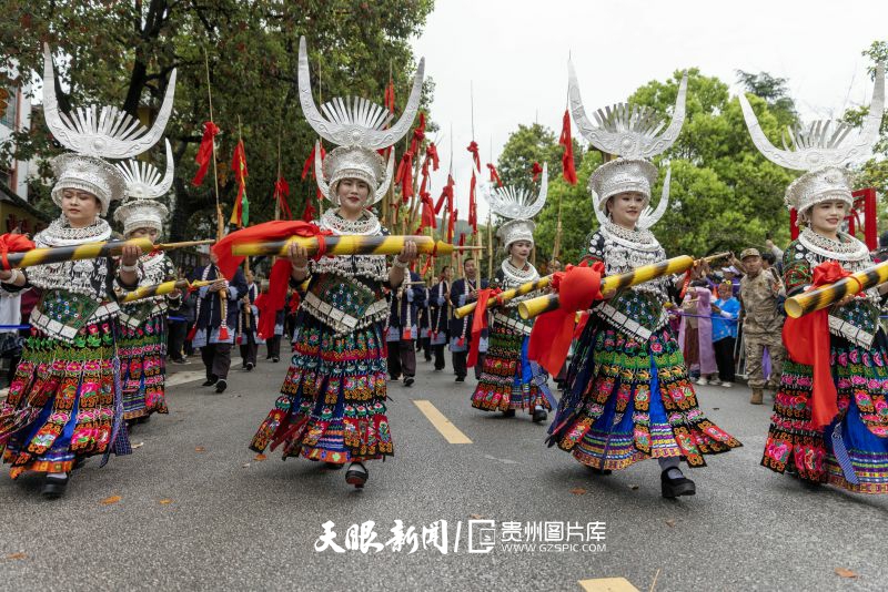 863824-2025年4月12日，身着盛装的苗族同胞在贵州省台江县城游演欢度苗族姊妹节。.jpg