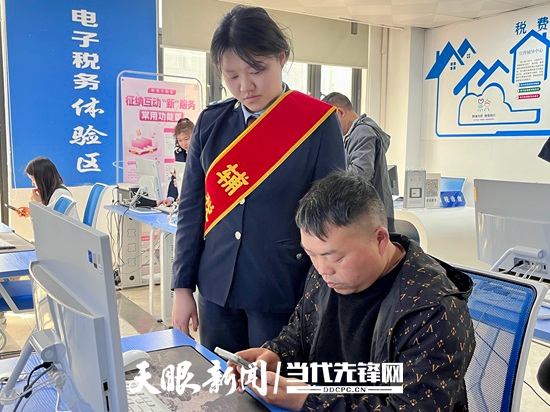 龍里縣稅務(wù)局工作人員手把手幫助新辦企業(yè)快速了解稅收政策、掌握辦稅流程。人民網(wǎng) 陳潔泉攝.jpg