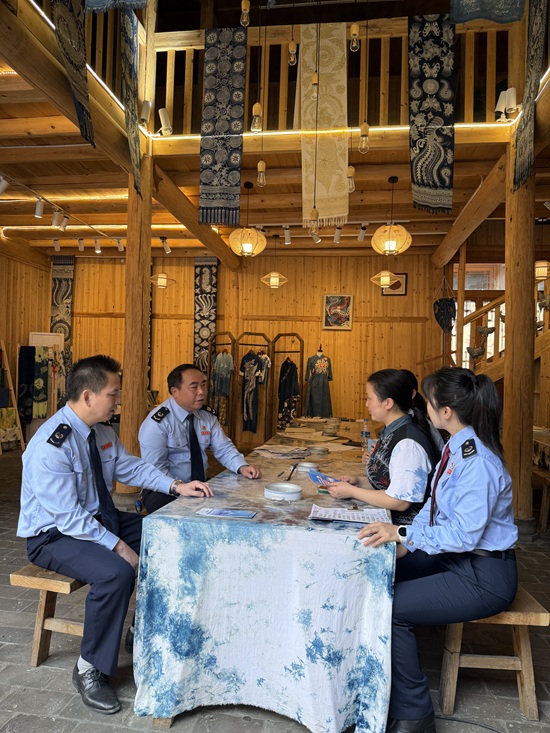 黎平縣稅務(wù)局稅收宣傳隊(duì)上門(mén)走訪黎平侗品源傳統(tǒng)工藝農(nóng)民專業(yè)合作社，向合作社負(fù)責(zé)人陸勇妹宣傳最新稅收政策.jpg