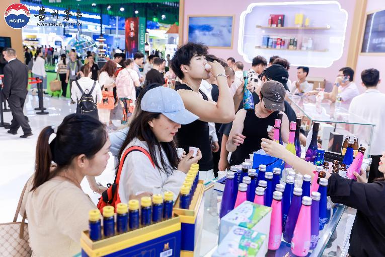 消費(fèi)者品嘗藍(lán)莓刺梨汁.jpg