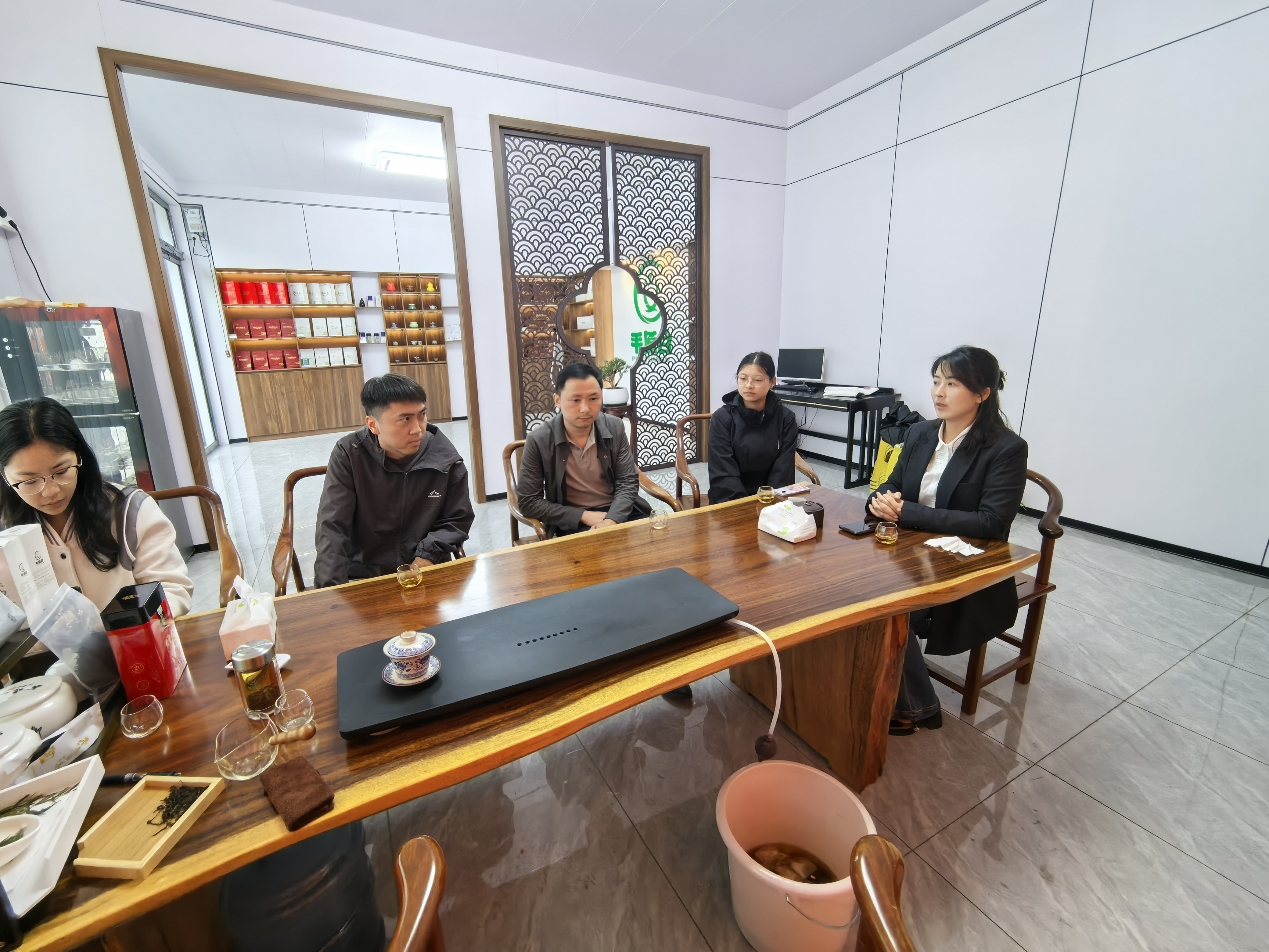 廖煒嘉與村干部到茶企了解生產(chǎn)經(jīng)營情況。.jpg