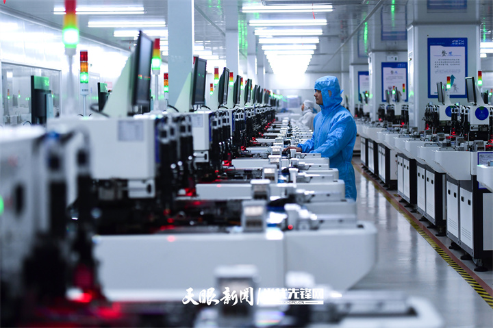 5.1在貴州中晟泰科智能技術(shù)有限公司，工人在LED智能工廠生產(chǎn)車間巡查設(shè)備運(yùn)轉(zhuǎn)情況。 貴州日報(bào)天眼新聞記者 陳慧 攝.jpg