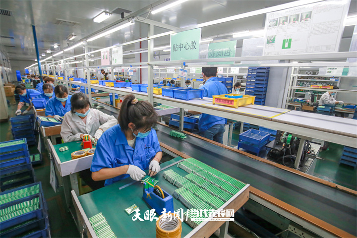 5  工人在畢節(jié)高新區(qū)貴航新能源科技有限公司生產(chǎn)車間生產(chǎn)鋰電池。貴州日報(bào)天眼新聞記者  王純亮 攝 (2).jpg
