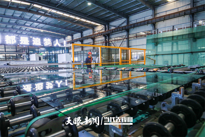 工人在畢節(jié)市明鈞玻璃股份有限公司生產(chǎn)線上勞作。貴州日?qǐng)?bào)天眼新聞?dòng)浾?王純亮 攝.jpg