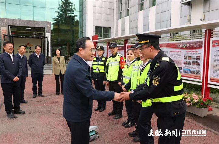圖為徐麟在貴陽北收費(fèi)站看望慰問交通執(zhí)法人員。.jpg