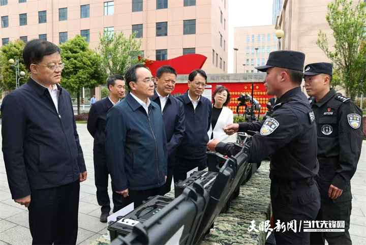 圖為徐麟在貴陽市公安局考察，了解假期安保維穩(wěn)工作情況。.jpg