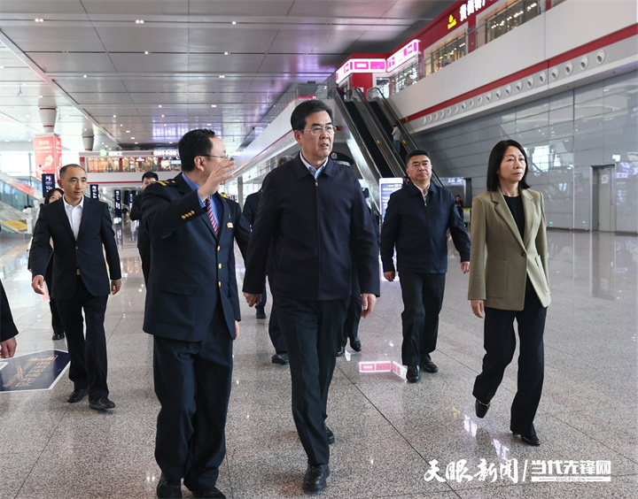 圖為李炳軍在貴陽北站詳細(xì)了解客運(yùn)量、旅客服務(wù)等情況。.jpg