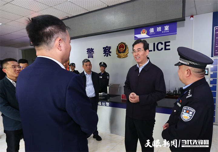 圖為李炳軍在黔靈山公園派出所調(diào)研。.jpg