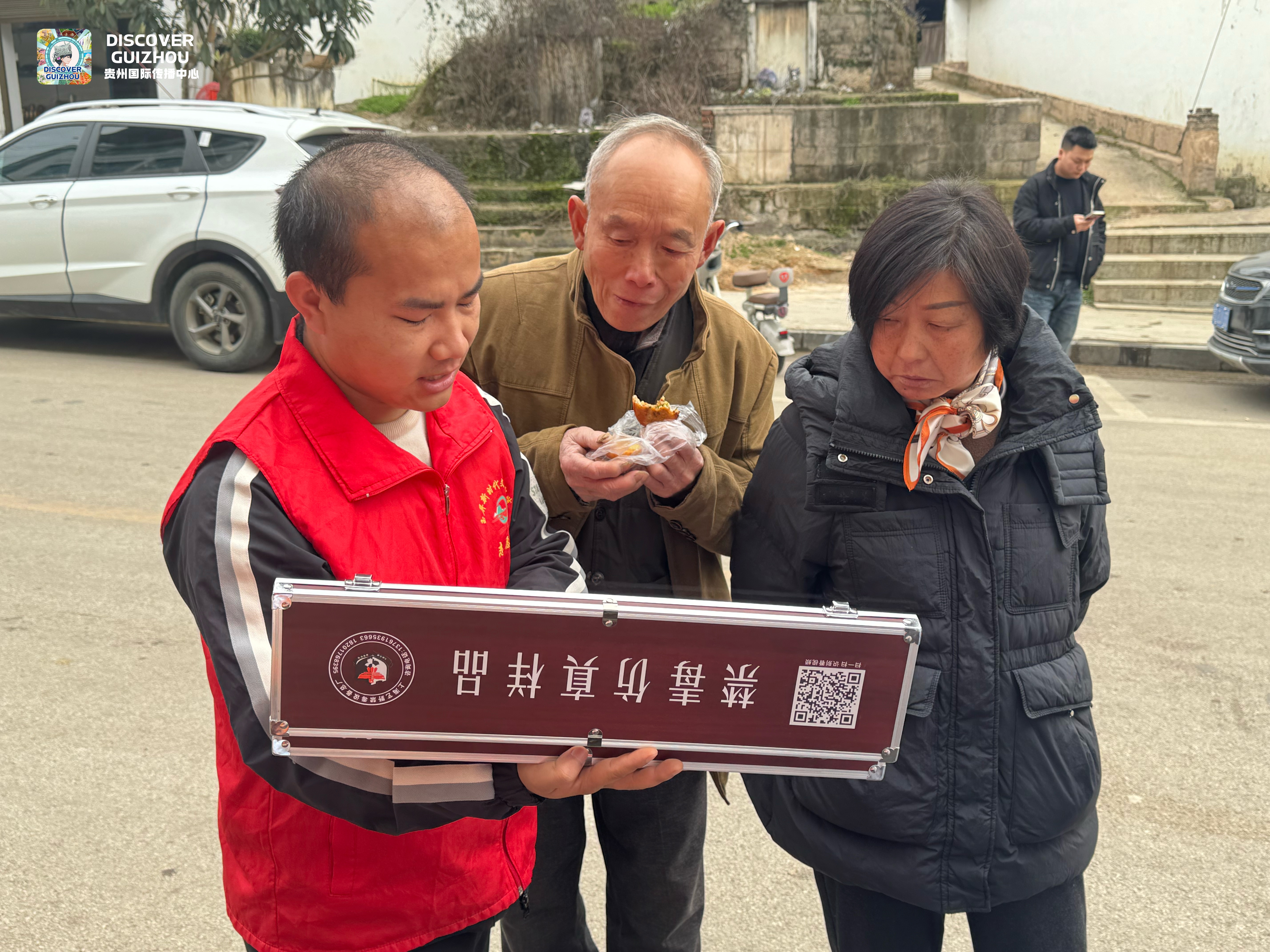 洪再周在朱家場鎮(zhèn)街上趕集點(diǎn)進(jìn)行禁毒宣傳 受訪者供圖.jpg