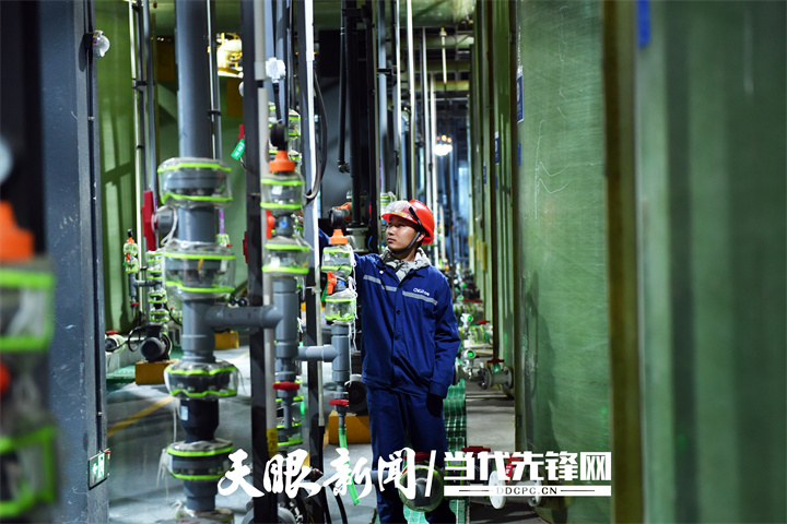 中偉新材料股份有限公司以研發(fā)創(chuàng)新為核心，引領(lǐng)行業(yè)技術(shù)創(chuàng)新與高質(zhì)量發(fā)展。 貴州日報天眼新聞記者 曠光彪 攝.jpg