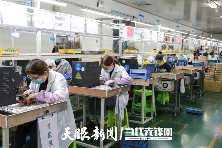 臨近春節(jié)，位于畢節(jié)高新區(qū)的貴州貴航新能源科技有限公司生產(chǎn)車間內(nèi)，工人們正緊張有序趕制訂單。 劉暢 攝 （貴州圖片庫發(fā)）.jpg