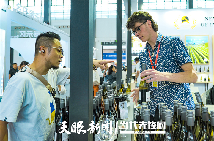 共敘友誼 共品佳釀 共商合作——第十三屆中國（貴州）國際酒類博覽會精彩紛呈。楊濤 龍勇 攝 (6).jpg