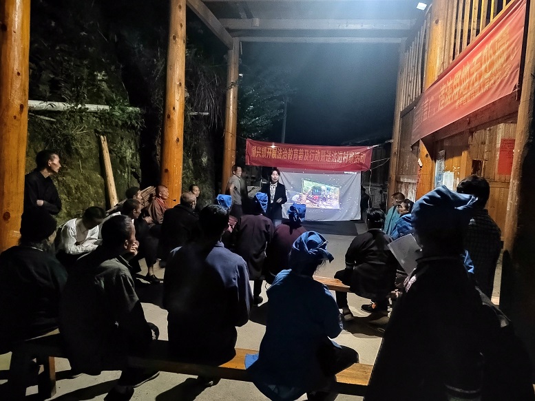 梁表情在村里開展普法宣傳。.jpg