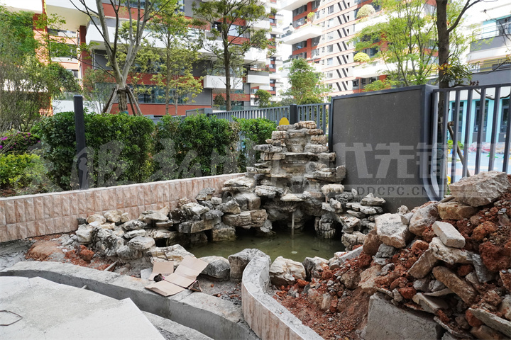 該住戶修建的假山魚池.jpg