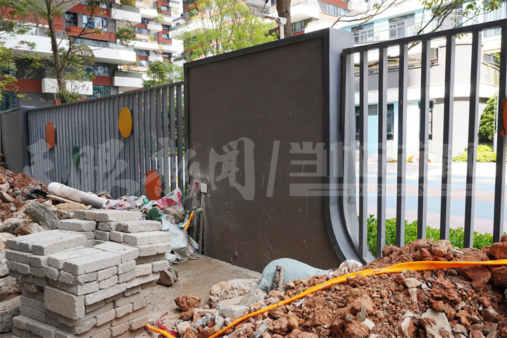 與幼兒園僅一墻之隔，水電搭在隔離墻上.jpg