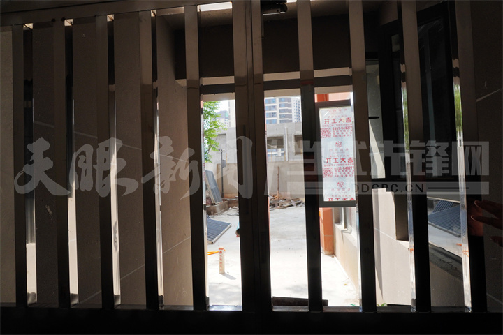 消防通道防護門被封閉，內(nèi)部隔離欄被拆下，正在進行裝修.jpg