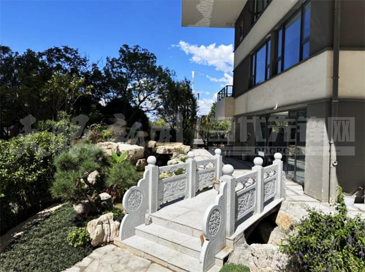 首戶擴建花園的一樓業(yè)主，已完成景觀橋搭建。.png
