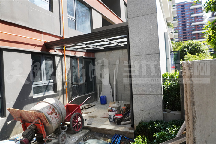 一樓玻璃房搭建中.jpg