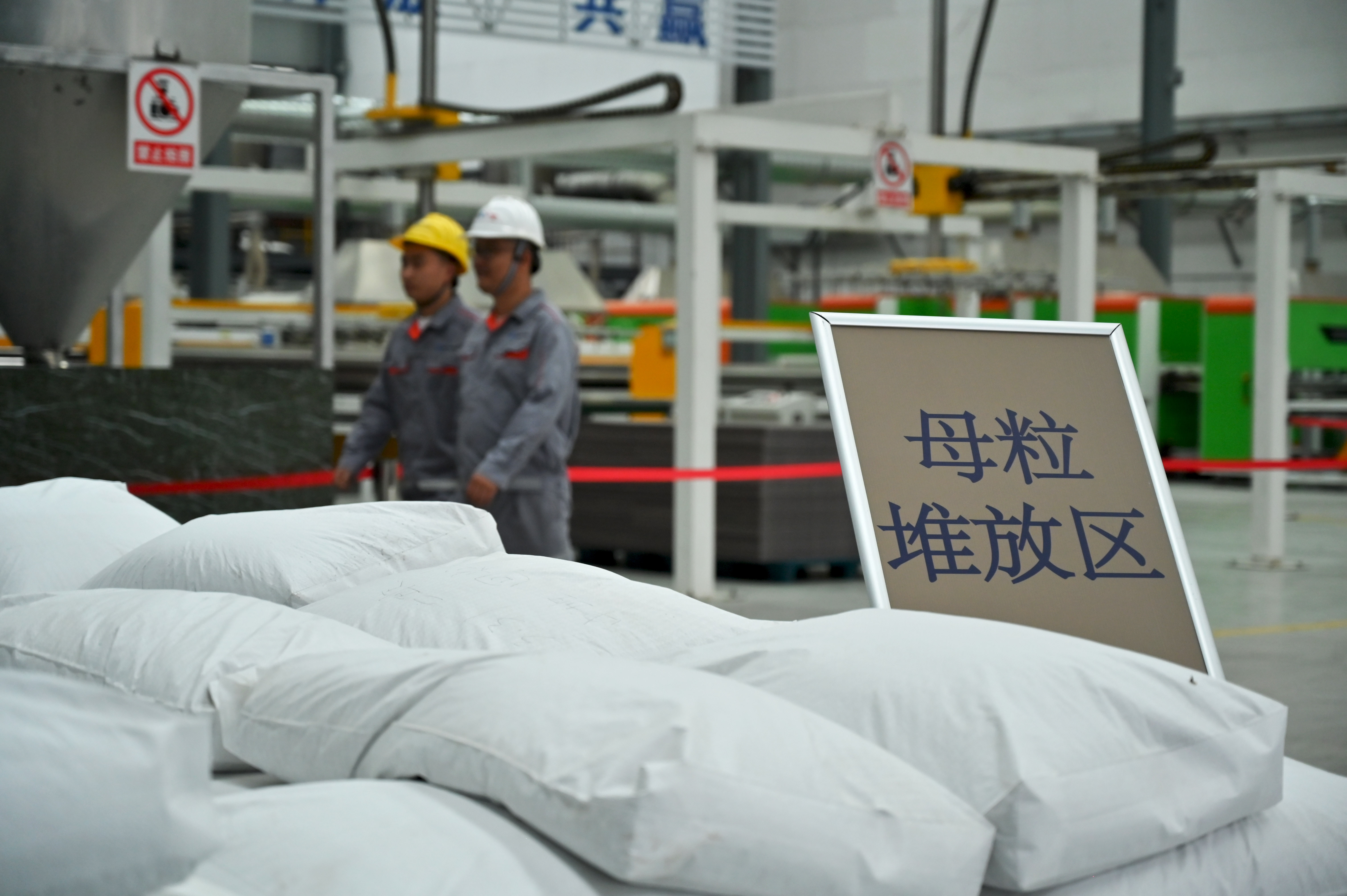 8貴州磷化綠色環(huán)保產(chǎn)業(yè)有限公司通過新型建材、高分子材料、分解制酸、礦山充填、水泥緩凝劑和生態(tài)修復(fù)等極大路徑，消納利用磷石膏。.jpg