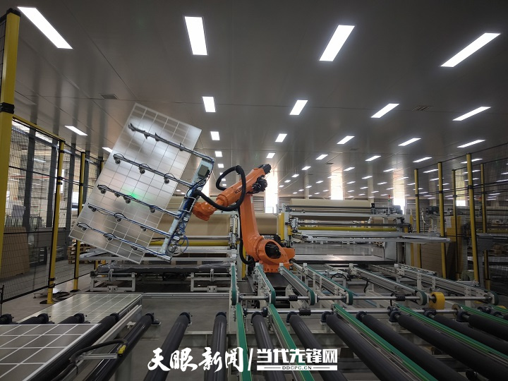 黔玻永太數(shù)控機械臂精準抓取、打包光伏玻璃。管云 攝.jpg