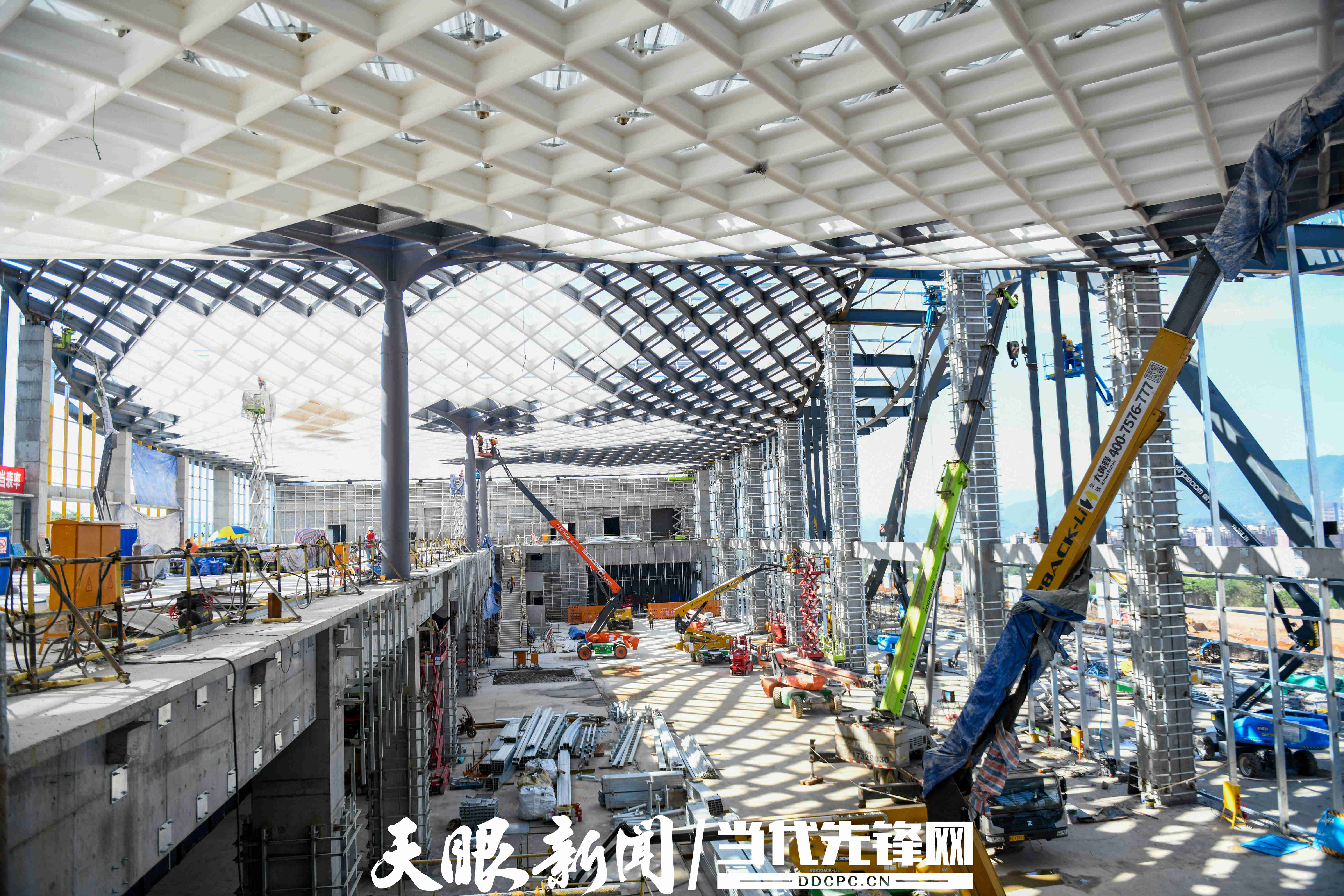5月12日，工人在貴州省黔西南布依族苗族自治州興義市盤(pán)興鐵路興義南站施工。 (15).jpg