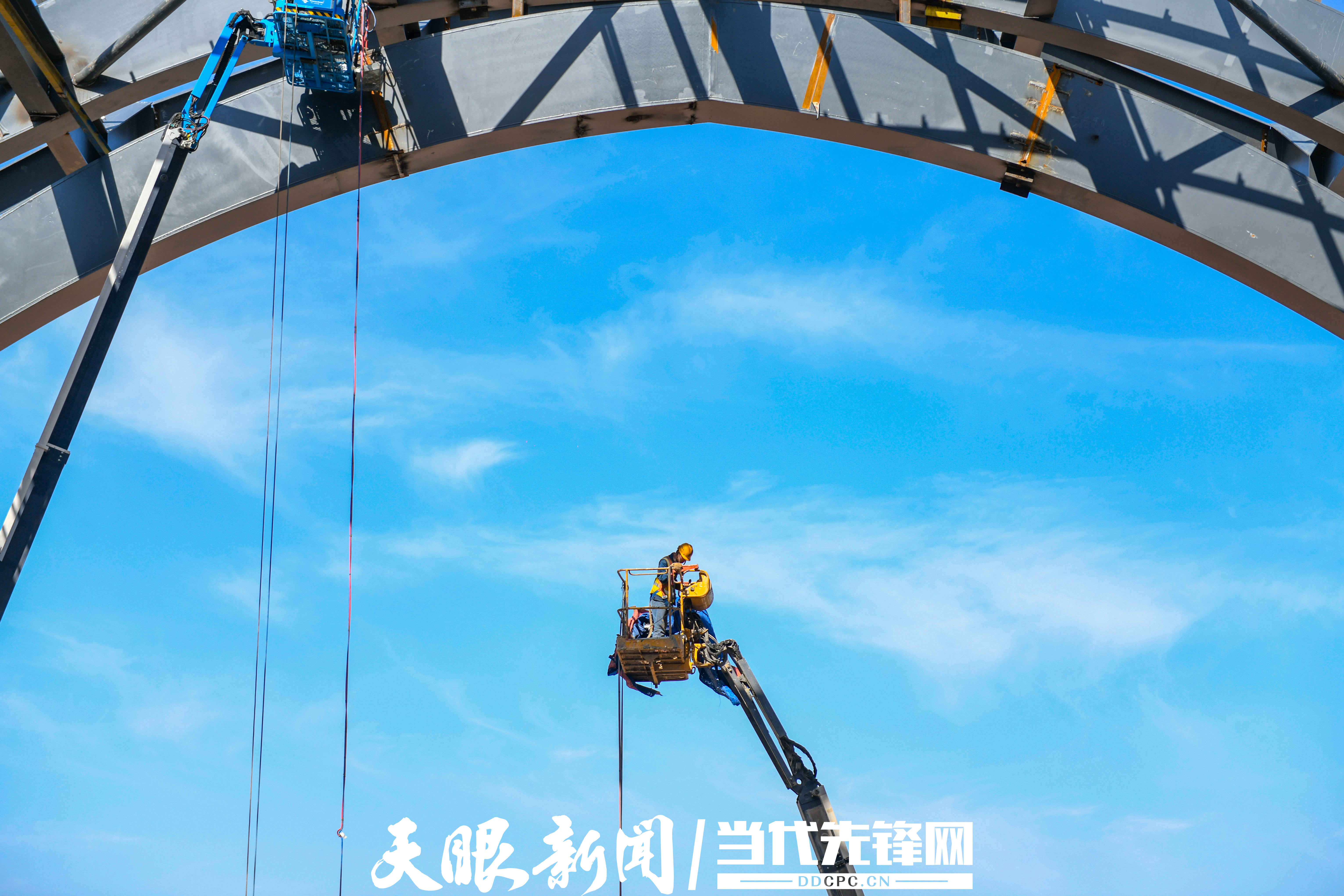 5月12日，工人在貴州省黔西南布依族苗族自治州興義市盤(pán)興鐵路興義南站施工。 (1).jpg