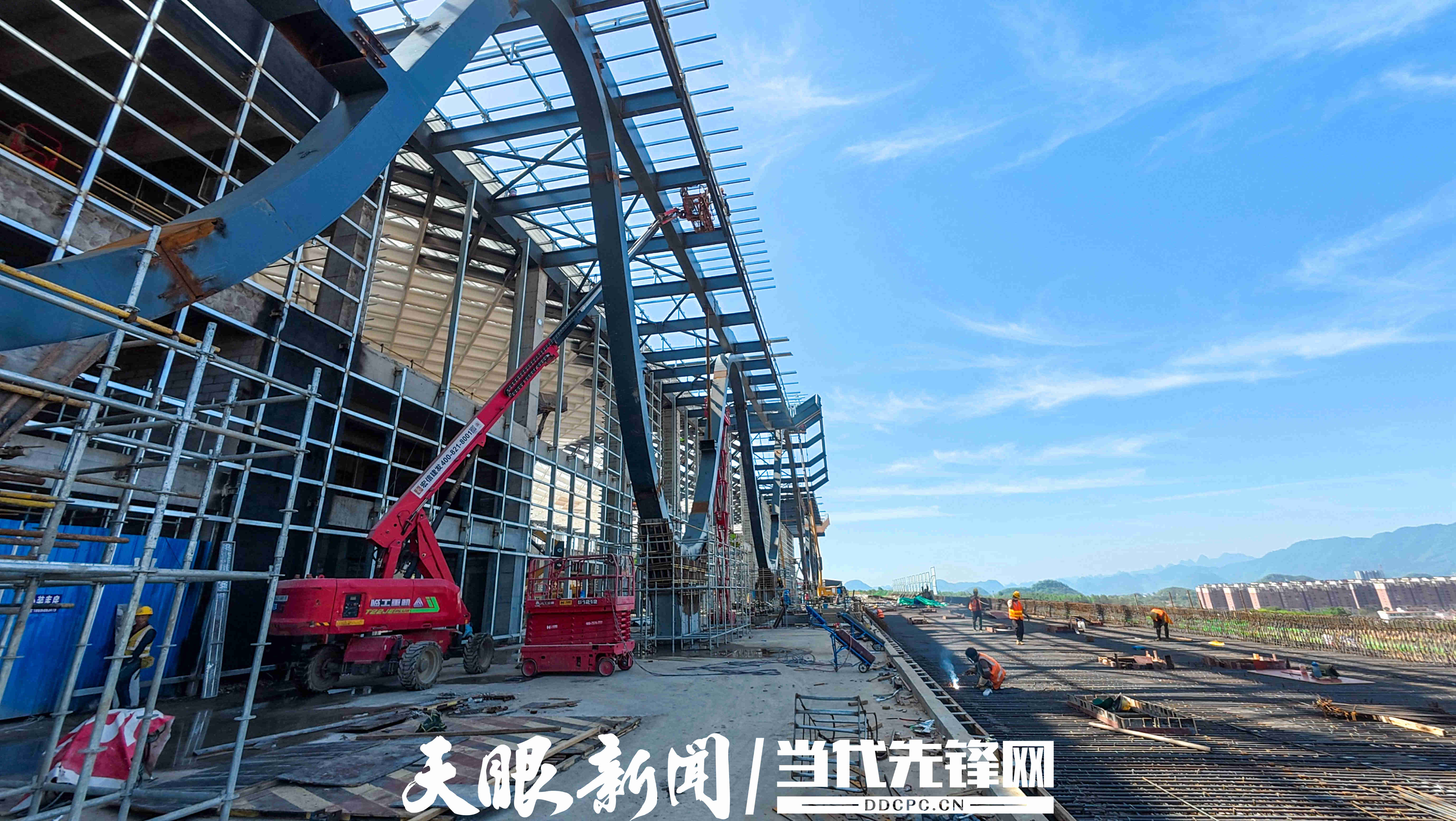 5月12日，工人在貴州省黔西南布依族苗族自治州興義市盤(pán)興鐵路興義南站施工。 (10).jpg